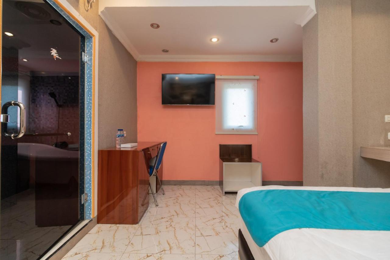 Sans Hotel Beauty Palembang Exterior photo